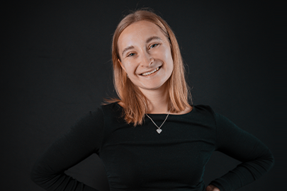 Portrait einer Frau als Symbolbild für Berufseinsteiger*innen