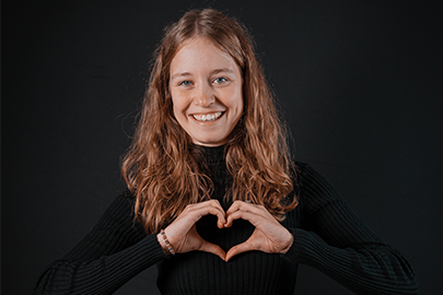 Portrait einer Frau als Symbolbild für Schüler*innen